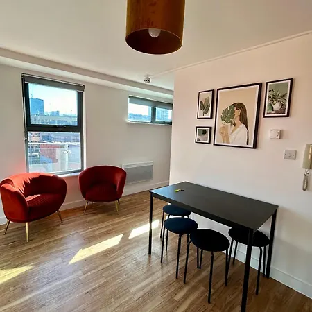 City Centre 2 Bed Apartment With A Balcony-3